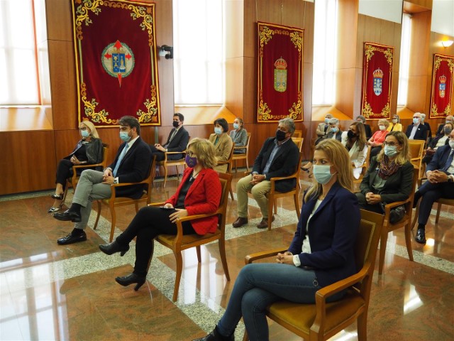 O Parlamento de Galicia rende homenaxe a Carballo Calero cun libro e unha mostra bibliográfica